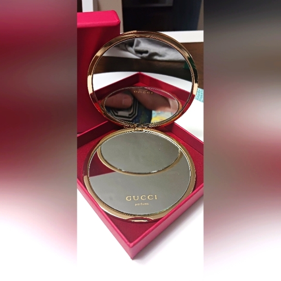 Gucci Parfums Signature Compact Mirror & Red Gucci Box! NIB!✨️❤️✨️ - Picture 5 of 7